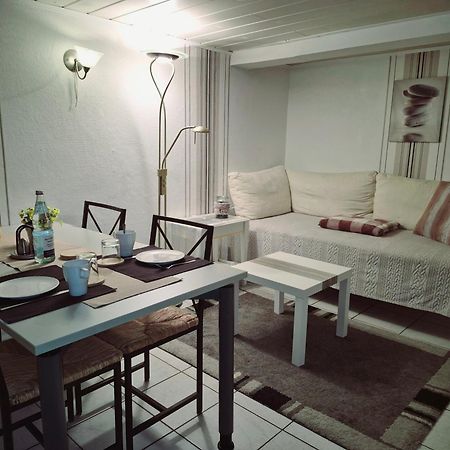 フレンスブルクUntergeschoss, Kaelder, Basement In Ruhiger Wohngegendアパートメント エクステリア 写真