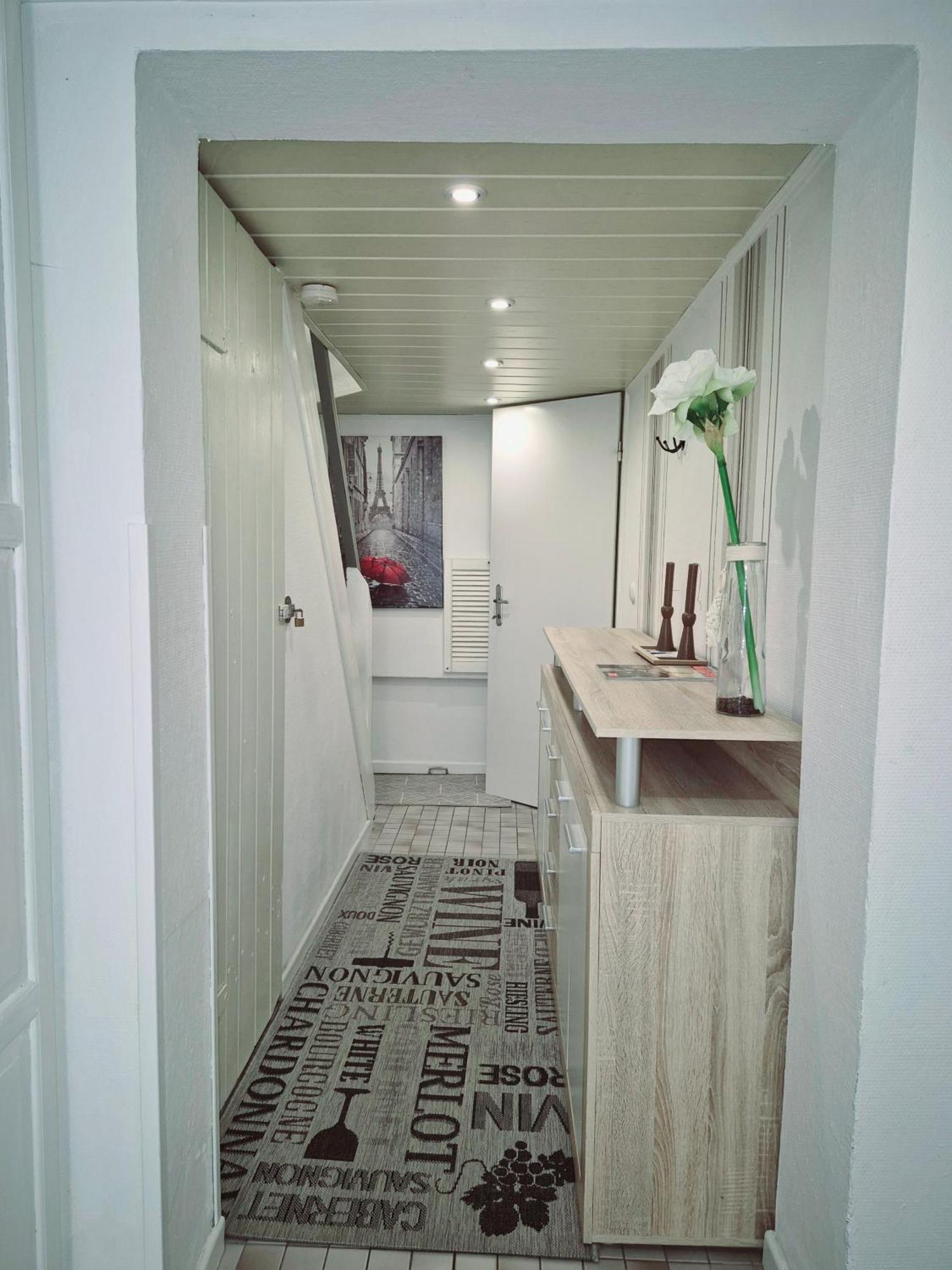 フレンスブルクUntergeschoss, Kaelder, Basement In Ruhiger Wohngegendアパートメント エクステリア 写真
